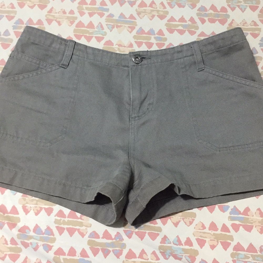 Am selling this military green shorts
